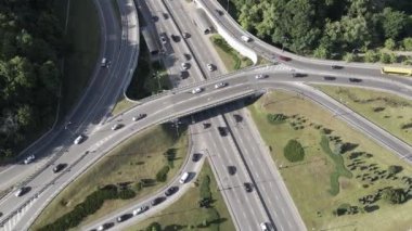 Arabalar yolda gidiyor. Ağır çekim. Kyiv. Ukrayna. Havadan