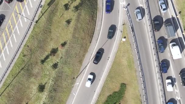 Auto 's rijden op de weg. Langzame beweging. Kiev. Oekraïne. Luchtfoto — Stockvideo