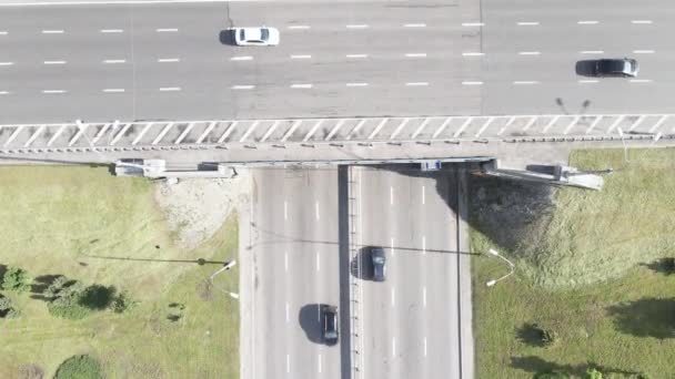 Auto 's rijden op de weg. Langzame beweging. Kiev. Oekraïne. Luchtfoto — Stockvideo