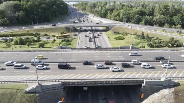 Bilar åker på vägen. Sakta i backarna. Kiev. Ukraina. Flygplan — Stockvideo