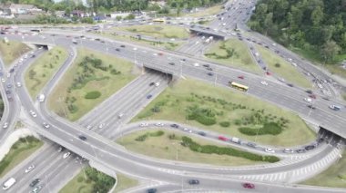 Arabalar yolda gidiyor. Ağır çekim. Kyiv. Ukrayna. Havadan