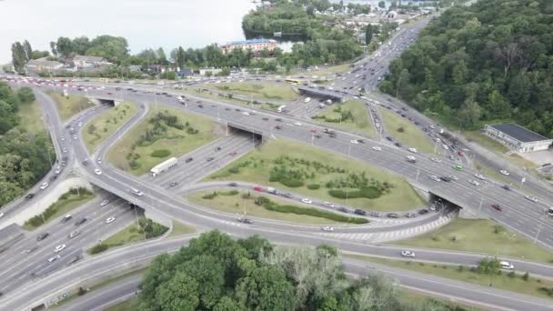 Autók mennek az úton. Lassú mozgás. Kijevben. Ukrajnában. Légi jármű — Stock videók