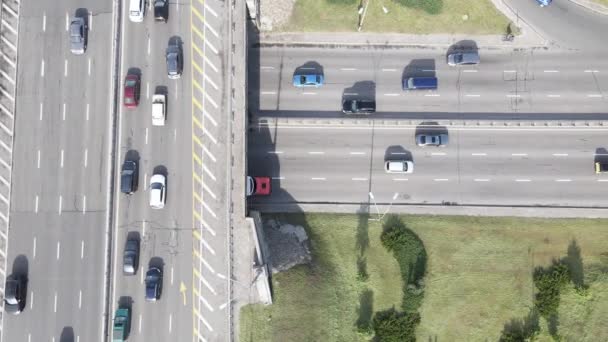 Os carros andam na estrada. Movimento lento. Kiev. Ucrânia. Aviação — Vídeo de Stock