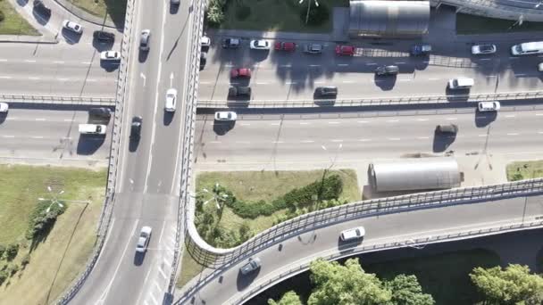 Los coches viajan por la carretera. En cámara lenta. Kiev. Ucrania. Antena — Vídeos de Stock