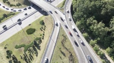 Arabalar yolda gidiyor. Ağır çekim. Kyiv. Ukrayna. Havadan