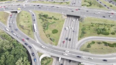 Arabalar yolda gidiyor. Ağır çekim. Kyiv. Ukrayna. Havadan