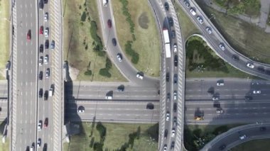 Arabalar yolda gidiyor. Ağır çekim. Kyiv. Ukrayna. Havadan
