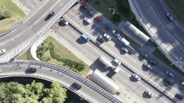 Arabalar yolda gidiyor. Ağır çekim. Kyiv. Ukrayna. Havadan