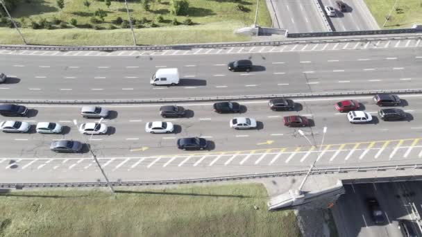 Los coches viajan por la carretera. En cámara lenta. Kiev. Ucrania. Antena — Vídeo de stock
