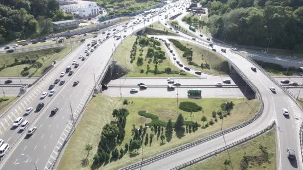 Auto 's rijden op de weg. Langzame beweging. Kiev. Oekraïne. Luchtfoto — Stockvideo