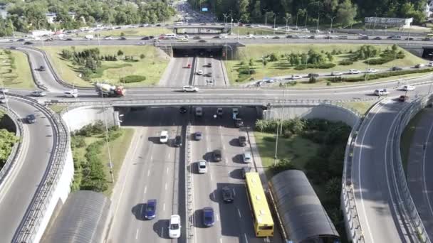 차들은 도로 위를 달리고. 느린 동작. 키프. 우크라이나. 공중 비행 — 비디오