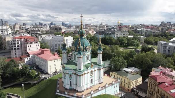 La arquitectura de Kiev. Ucrania. Iglesia de St. Andrews. Movimiento lento — Vídeos de Stock