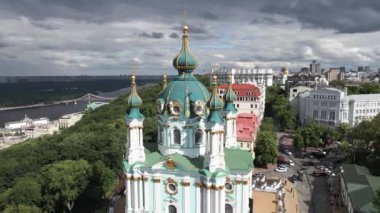 Kyiv 'in mimarisi. Ukrayna. St. Andrews Kilisesi. Yavaş çekim