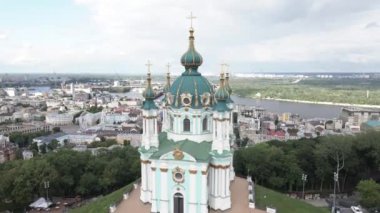 Kyiv 'in mimarisi. Ukrayna. St. Andrews Kilisesi. Havadan. Yavaş çekim