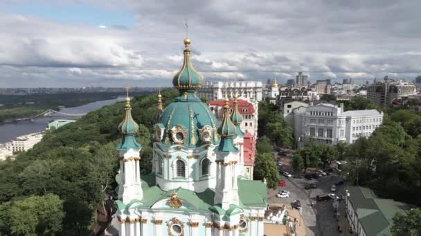 De architectuur van Kiev. Oekraïne. St. Andrews Kerk. Langzame beweging — Stockvideo