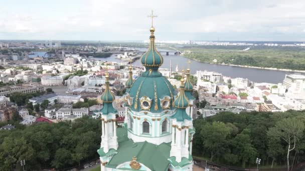 De architectuur van Kiev. Oekraïne. St. Andrews Kerk. Langzame beweging — Stockvideo