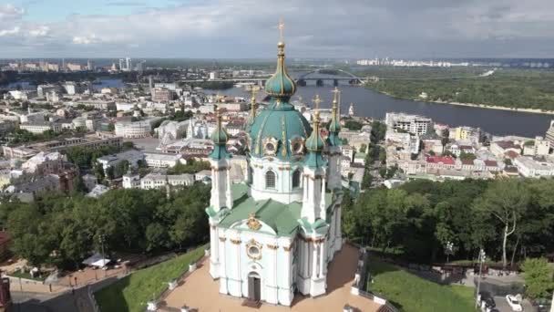 De architectuur van Kiev. Oekraïne. St. Andrews Kerk. Langzame beweging — Stockvideo