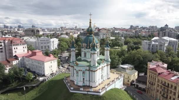 La arquitectura de Kiev. Ucrania. Iglesia de St. Andrews. Movimiento lento — Vídeos de Stock