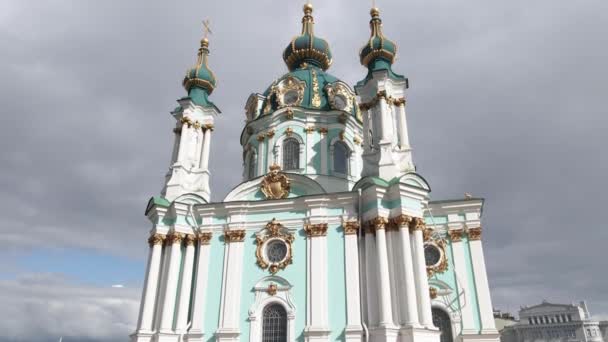 La arquitectura de Kiev. Ucrania. Iglesia de St. Andrews. Movimiento lento — Vídeo de stock