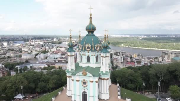 De architectuur van Kiev. Oekraïne. St. Andrews Kerk. Luchtfoto. Langzame beweging — Stockvideo