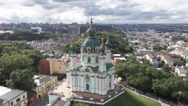 Kijev építészete. Ukrajnában. Szent András templom. Légi. Lassú mozgás. — Stock videók