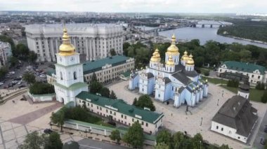 Kyiv 'in mimarisi. Ukrayna: Aziz Michaels Altın Kubbe Manastırı. Hava görüntüsü. Yavaş çekim