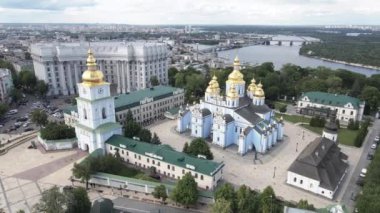 Kyiv 'in mimarisi. Ukrayna: Aziz Michaels Altın Kubbe Manastırı. Hava görüntüsü. Yavaş çekim