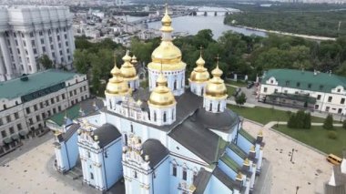 Kyiv 'in mimarisi. Ukrayna: Aziz Michaels Altın Kubbe Manastırı. Hava görüntüsü. Yavaş çekim