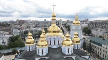 Kyiv 'in mimarisi. Ukrayna: Aziz Michaels Altın Kubbe Manastırı. Hava görüntüsü. Yavaş çekim