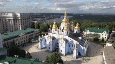 Kyiv 'in mimarisi. Ukrayna: Aziz Michaels Altın Kubbe Manastırı. Hava görüntüsü. Yavaş çekim