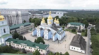 Kyiv 'in mimarisi. Ukrayna: Aziz Michaels Altın Kubbe Manastırı. Hava görüntüsü. Yavaş çekim