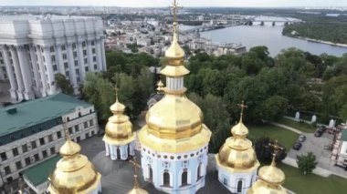 Kyiv 'in mimarisi. Ukrayna: Aziz Michaels Altın Kubbe Manastırı. Hava görüntüsü. Yavaş çekim