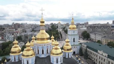Kyiv 'in mimarisi. Ukrayna: Aziz Michaels Altın Kubbe Manastırı. Hava görüntüsü. Yavaş çekim