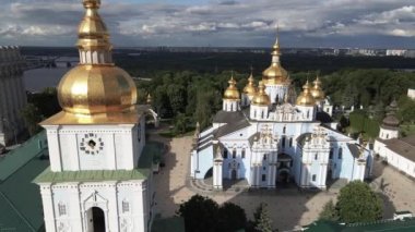 Kyiv 'in mimarisi. Ukrayna: Aziz Michaels Altın Kubbe Manastırı. Hava görüntüsü. Yavaş çekim