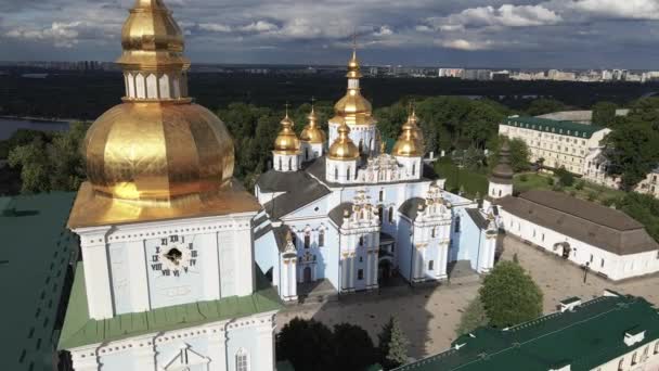 Kyiv 'in mimarisi. Ukrayna: Aziz Michaels Altın Kubbe Manastırı. Hava görüntüsü. Yavaş çekim — Stok video