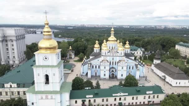 L'architettura di Kiev. Ucraina: Monastero di San Michele a cupola d'oro. Vista aerea. Rallentatore — Video Stock