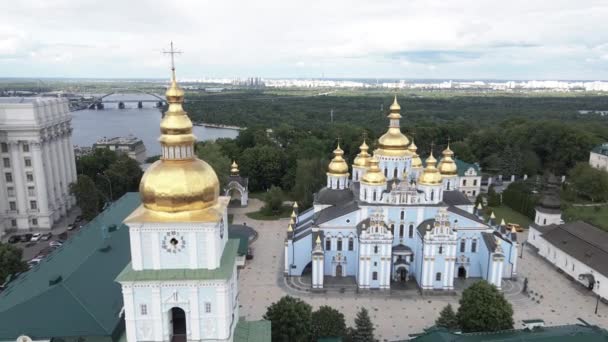 De architectuur van Kiev. Oekraïne: St. Michaels Golden-Domed klooster. Luchtfoto 's. Langzame beweging — Stockvideo