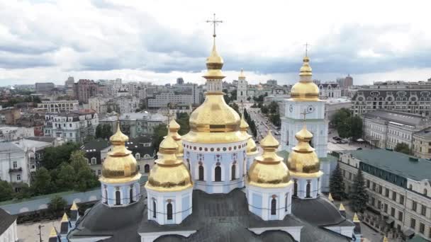 De architectuur van Kiev. Oekraïne: St. Michaels Golden-Domed klooster. Luchtfoto 's. Langzame beweging — Stockvideo