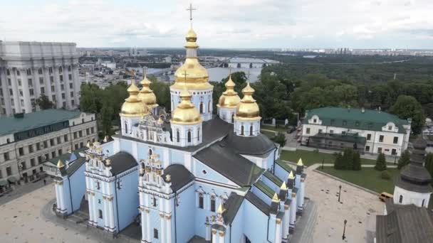 Arsitektur Kyiv. Ukraina: Biara Saint Michaels Domed Emas. Pemandangan udara. Gerakan lambat — Stok Video