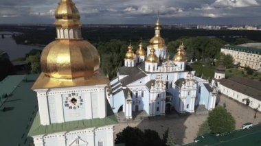 Kyiv 'in mimarisi. Ukrayna: Aziz Michaels Altın Kubbe Manastırı. Hava görüntüsü. Yavaş çekim