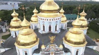 Kyiv 'in mimarisi. Ukrayna: Aziz Michaels Altın Kubbe Manastırı. Hava görüntüsü. Yavaş çekim