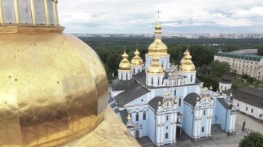 Kyiv 'in mimarisi. Ukrayna: Aziz Michaels Altın Kubbe Manastırı. Hava görüntüsü. Yavaş çekim