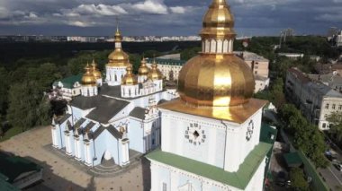 Kyiv 'in mimarisi. Ukrayna: Aziz Michaels Altın Kubbe Manastırı. Hava görüntüsü. Yavaş çekim