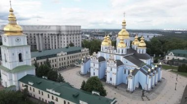Kyiv 'in mimarisi. Ukrayna: Aziz Michaels Altın Kubbe Manastırı. Hava görüntüsü. Yavaş çekim