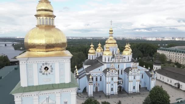 De architectuur van Kiev. Oekraïne: St. Michaels Golden-Domed klooster. Luchtfoto 's. Langzame beweging — Stockvideo