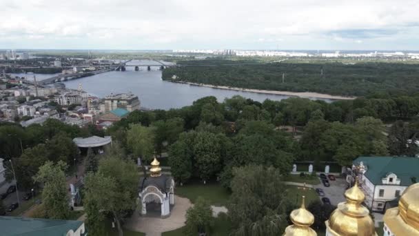 De architectuur van Kiev. Oekraïne: St. Michaels Golden-Domed klooster. Luchtfoto 's. Langzame beweging — Stockvideo