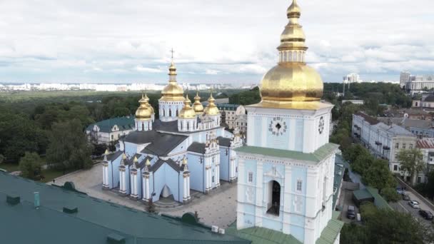 De architectuur van Kiev. Oekraïne: St. Michaels Golden-Domed klooster. Luchtfoto 's. Langzame beweging — Stockvideo