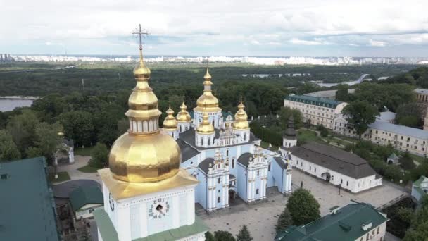 La arquitectura de Kiev. Ucrania: St. Michaels Golden-Domed Monastery. Vista aérea. Movimiento lento — Vídeos de Stock