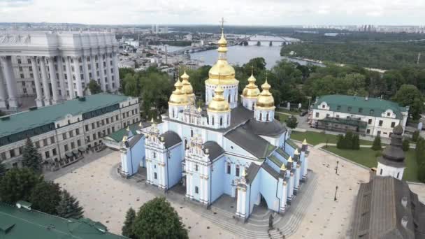 Architektura Kijowa. Ukraina: Klasztor Św. Michała Złotej Kopuły. Widok z lotu ptaka. Zwolniony ruch — Wideo stockowe