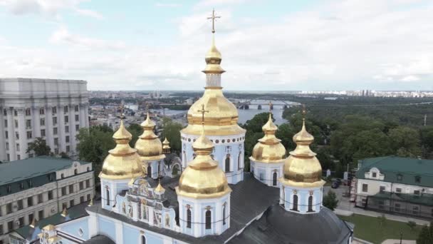La arquitectura de Kiev. Ucrania: St. Michaels Golden-Domed Monastery. Vista aérea. Movimiento lento — Vídeo de stock